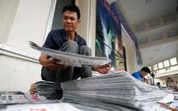 Trời chưa sáng, gặp những người đọc báo sớm nhất Hà Nội
